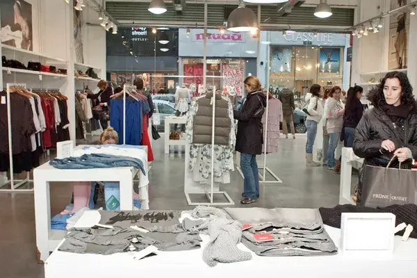 Esta zona de outlets es una de las más concurridas