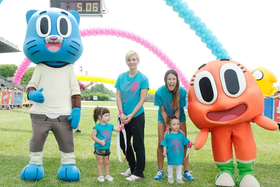 Griselda Siciliani junto a su hija, Margarita, y la Luli Fernández con sus sobrinas, Uma y Lola, se sumaron a la maratón solidaria de Cartoon Network. ¡Muy lindas!
