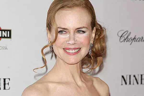 Cara pálida: Nicole Kidman ya tiene la piel muy blanca como para dejarse restos de maquillaje que le acentúan su color