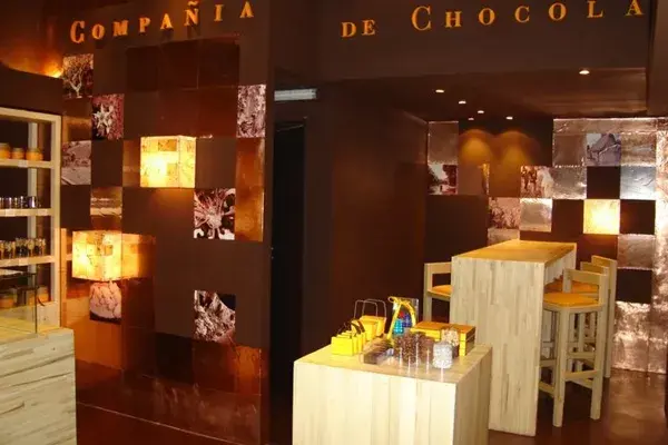 El interior nos invita a quedarnos a toar algo y probar todos los chocolates