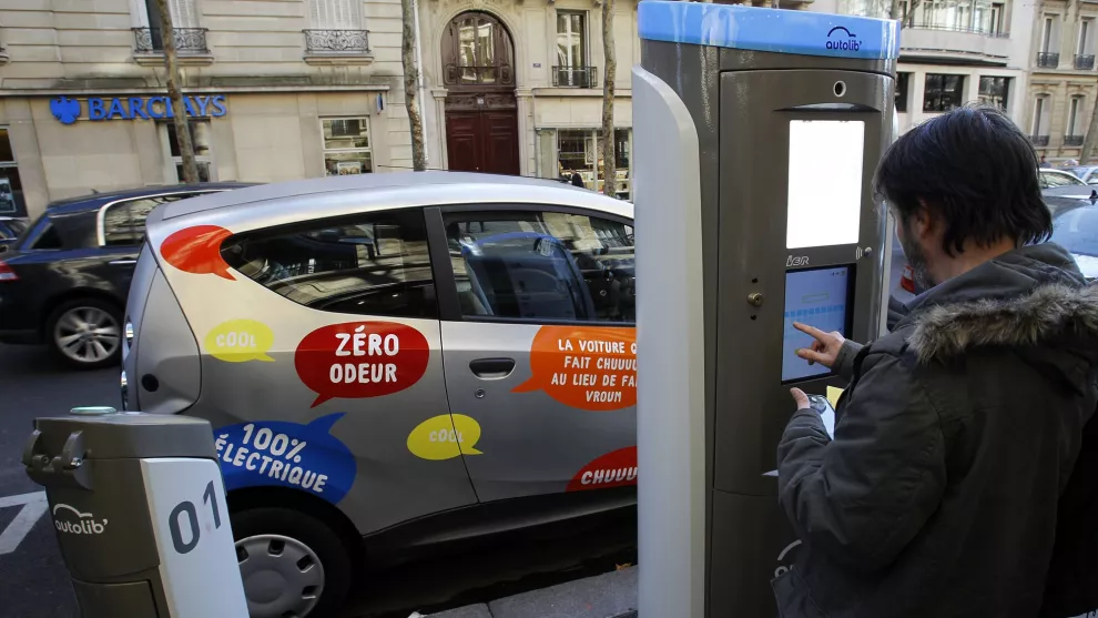 Los autos eléctricos, compartidos, ya son un boom en París