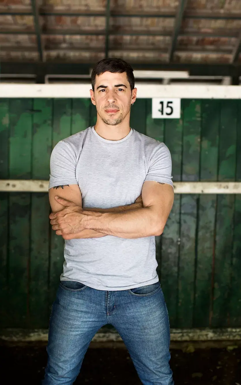 Esteban Lamothe interpreta a Vito en Campanas en la noche, un personaje fuerte, bastante diabólico. Explota a la mujer, la viola, es narcotraficante, estafador, no tiene amigos