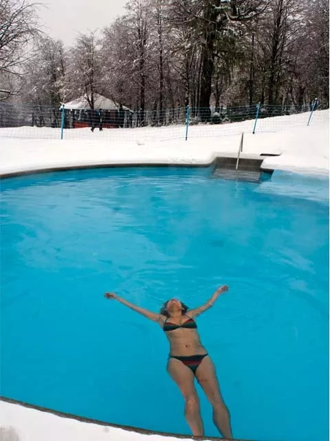 ¿En bikini en la nieve? ¡Sí! En el spa termal podés disfrutar zambulléndote en el agua de las termas, y además, hacerte algún tratamiento de fangoterapia o un buen masaje