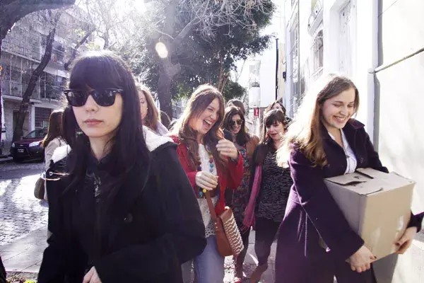 En la caja lleva tazas que hicieron especialmente para el grupo