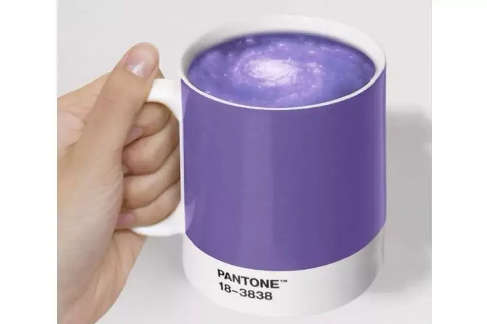 En accesorios para la cocina: desde una taza hasta una cafetera. Si bien es el tono de 2018, ¡no te vas a arrepentir de tener este color en 2019!
