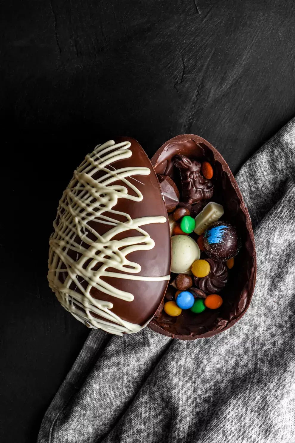 Huevos macizos de chocolate.