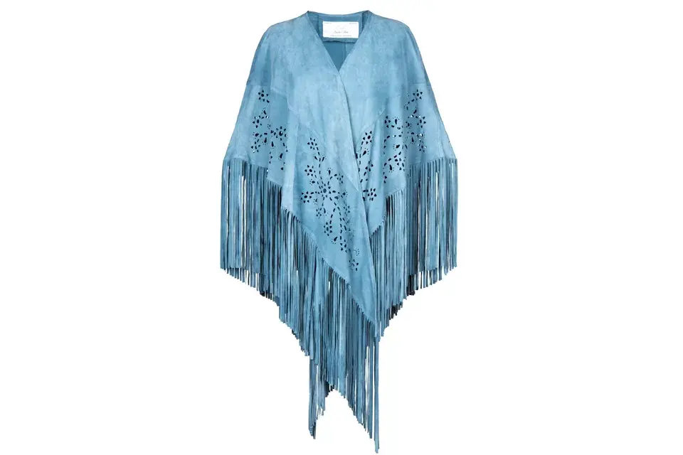 Poncho de gamuza calada y flecos (Calfun, $6300)
