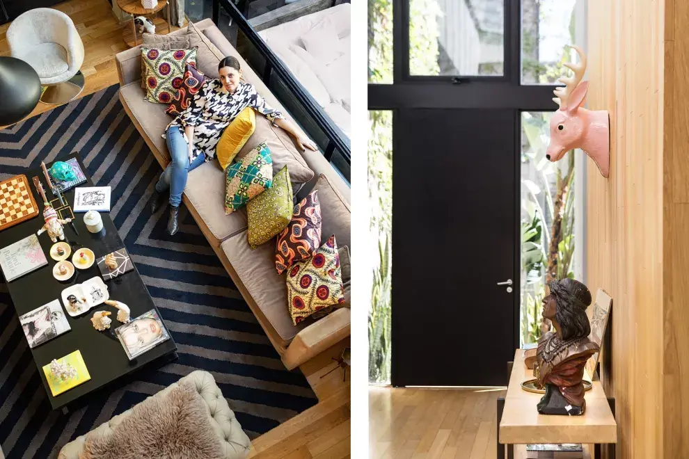 Los almohadones están forrados con textiles que Coty compró en Sudáfrica y el cuadro que preside el living es de Flavia Darin. En el pasillo, un ciervo rosa de DF Casa, diseño mexicano.