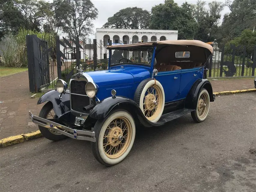 Cristián Delaporte (abajo) chofer, guía y dueño de Antique Tour, que ofrece paseos en cuatro autos antiguos