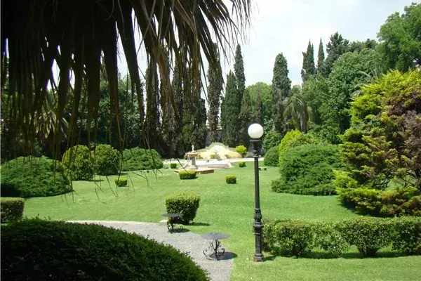 Todo el esplendor de la arquitectura versallesca, los exquisitos jardines y los interiores majestuosos