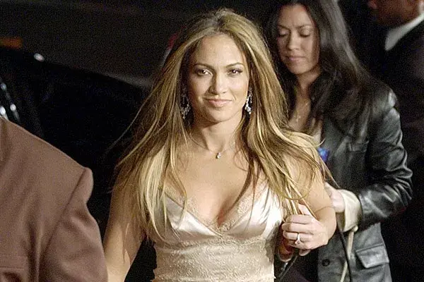 2003. Se deja el pelo largo y más claro. ¿Qué tal?