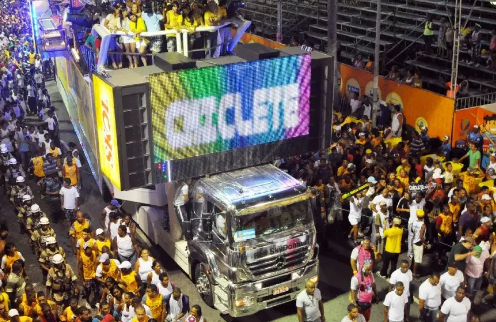 Los tríos eléctricos, inmensos camiones - escenarios son parte del canaval de Bahía