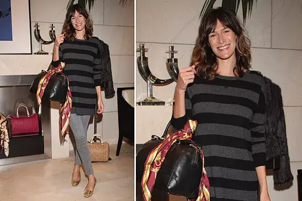 Muy casual chic, Dolores Trull fue una de las invitadas al evento de Carolina Herrera; divinas las chatitas doradas