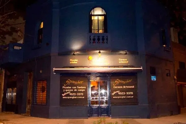 Esta esquina de Villa Urquiza ofrece una buena relación precio calidad