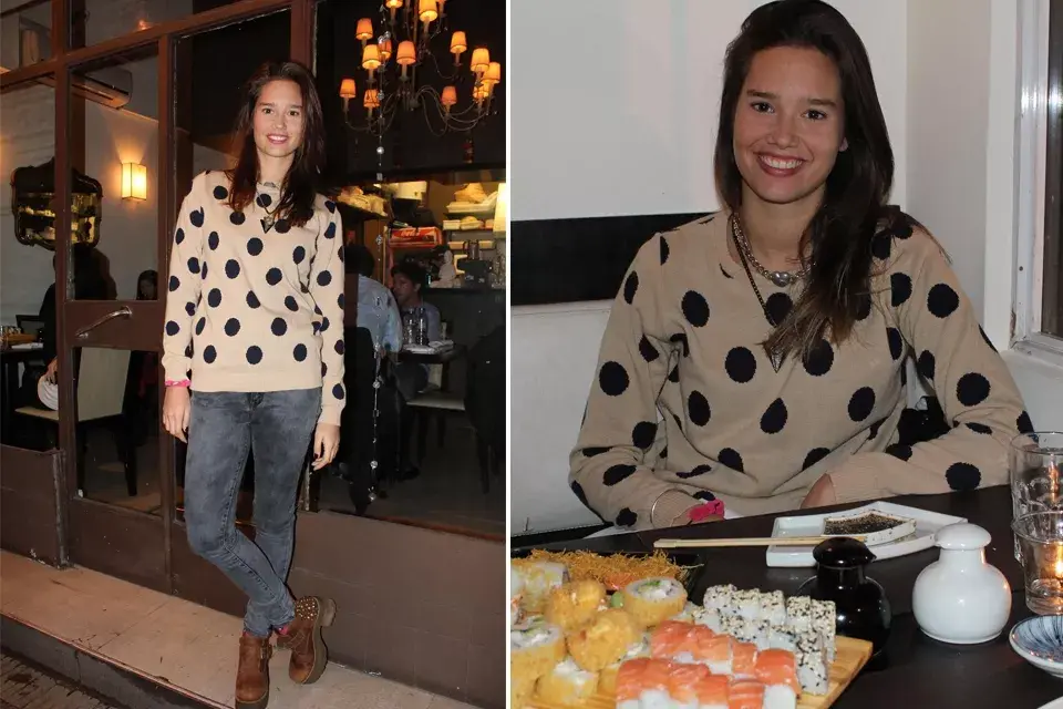 Manuela Viale fue a comer a Fabric Sushi y lució un suéter a lunares, jeans y botitas con tachas. Muy casual y correcta