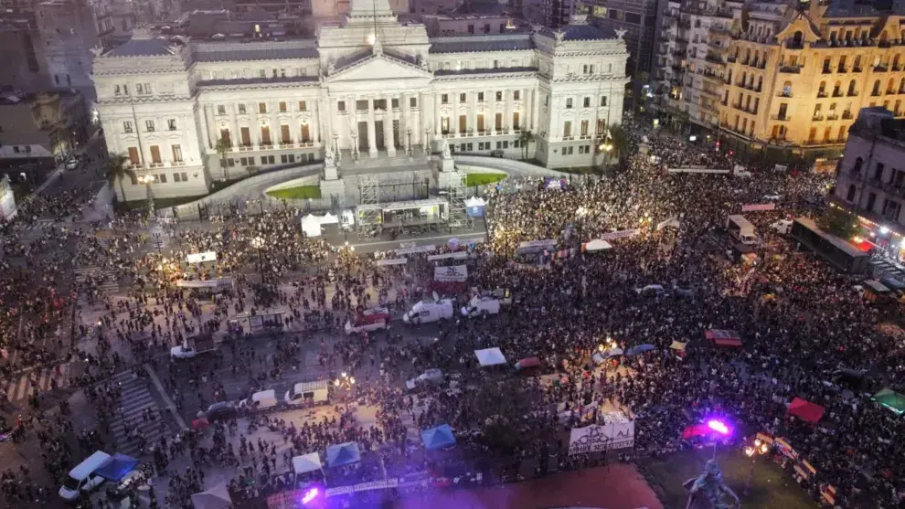 La marcha por el 8M continúa frente al Congreso de la Nación