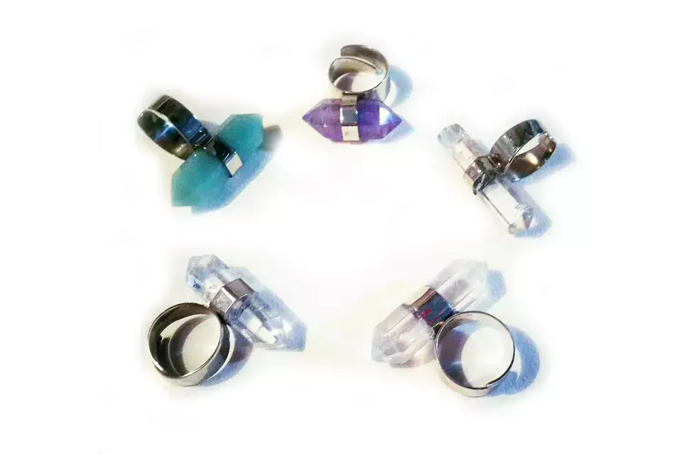 Anillos con piedras de colores (Dasha, $200)