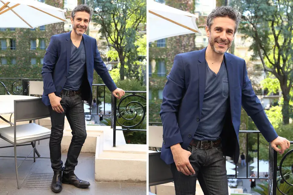 Leonardo Sbaraglia muy canchero con su blazer azul y una parada de matador total