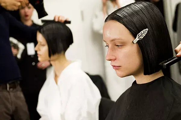 Peinados con el pelo planchadísimo, casi listos para el show de Calvin Klein