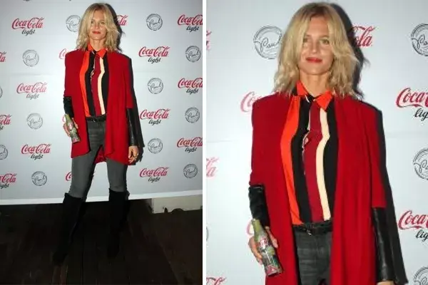 Liz Solari estuvo en la expo de Coca Light y combinó una camisa rayada bien colorida con un saco rojo a tono