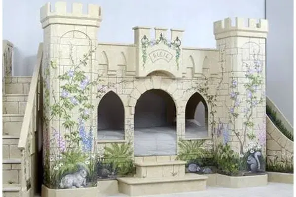 Como en los cuentos de hadas, una cama con forma de castillo para soñar con el príncipe azul.¿Qué te parece? www.bemlegaus.com