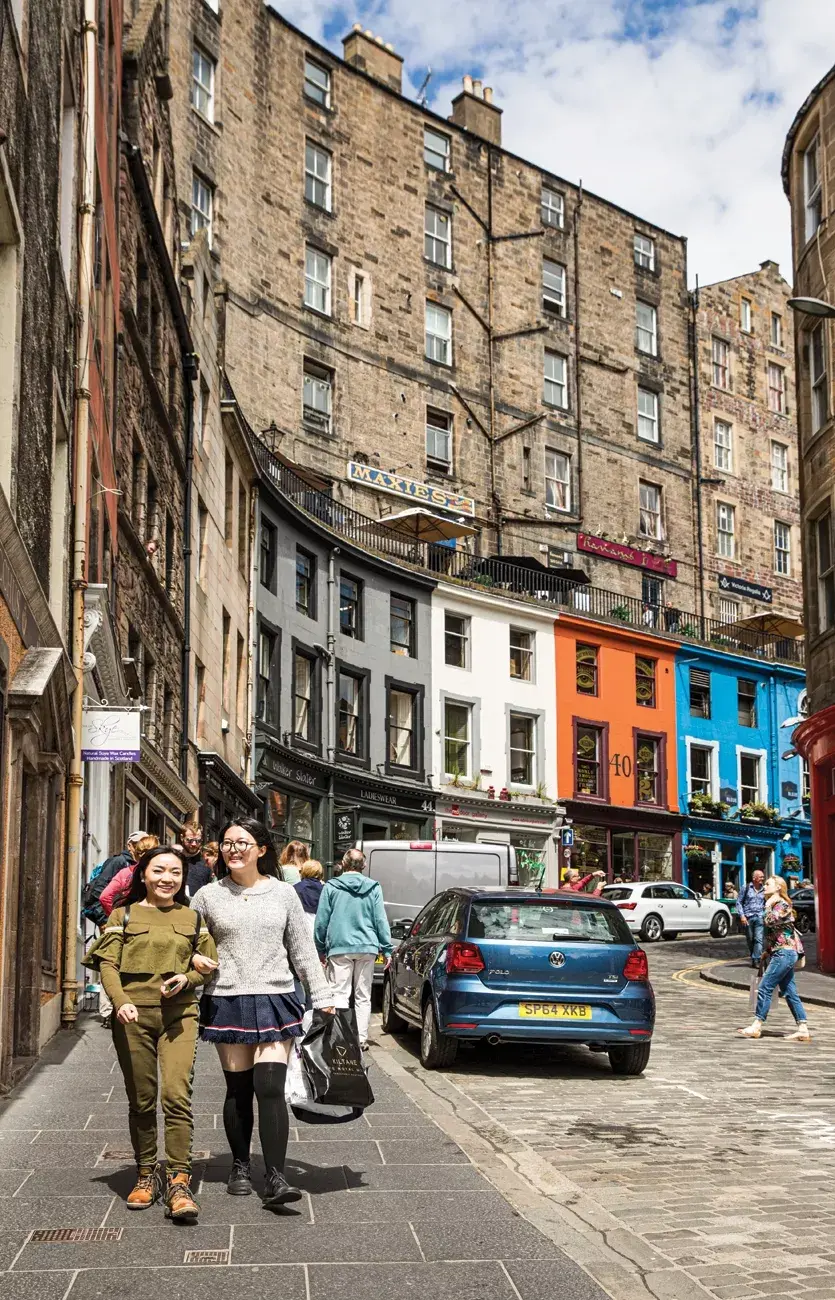 La vibrante Victoria Street, conocida por sus tiendas exclusivas, bares de ensueño y fachadas de colores.