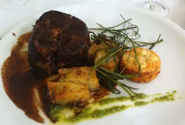 Bondiola de cerdo con salsa barbacoa y el disco de zanahorias asadas que elegimos para reemplazar las papas