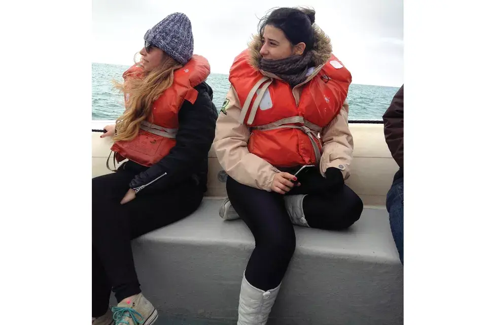 Llevate mucho abrigo para las excursiones en lancha, ¡el viento patagónico se hace notar!