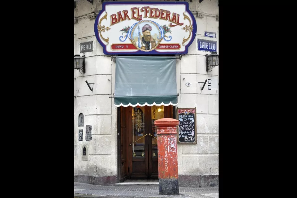 En el corazón de San Telmo, la especialidad de este bar son los sandwiches de pavita