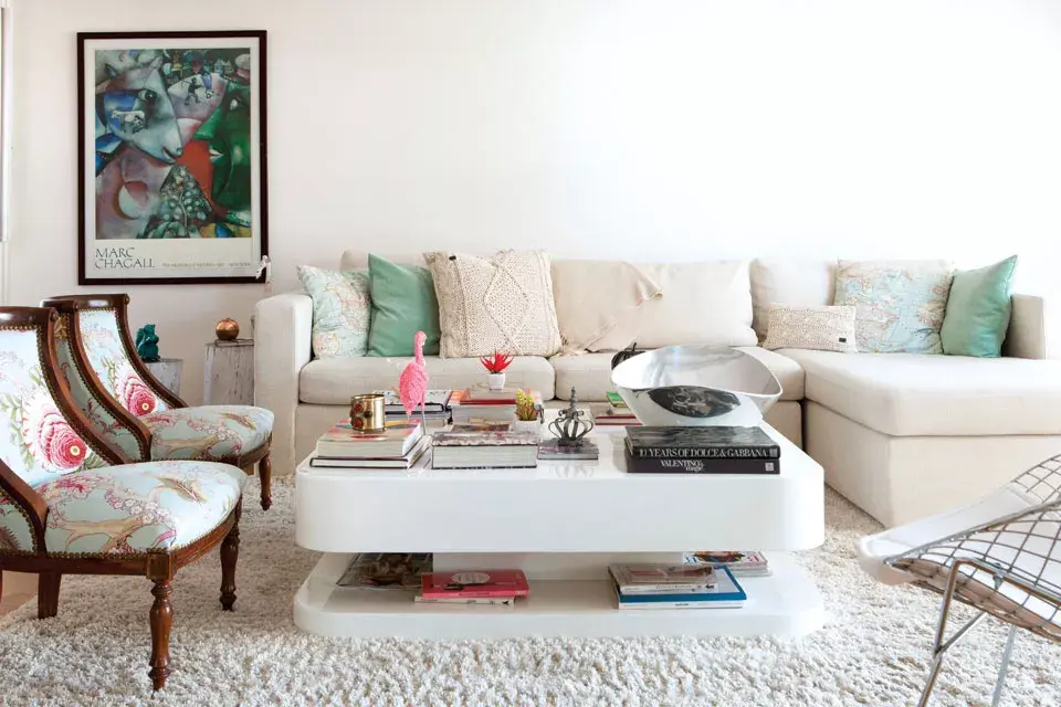 Un ambiente lleno de curiosidades, como un flamenco rosa traído de Animal Kingdom, una B que alude al apellido de su marido (de urban outfitters), un póster australiano que compró en su luna de miel y hasta una jirafa de Carrefour