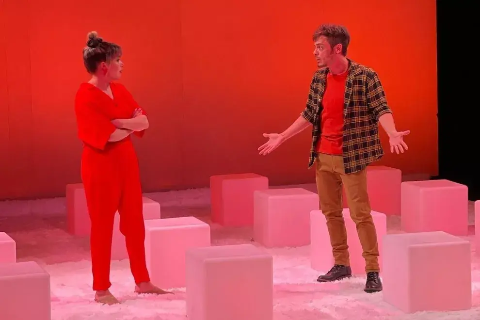 La obra teatral "Somos Nosotros" de Macarena Ded Mastro y Marcelo Caballero, dirigida por Ariel Del Mastro. Protagonizada por Lionel Arostegui, Federico Cyrulnik, Tomás Fonzi, Micaela Lapegüe y Sofía Pachano.