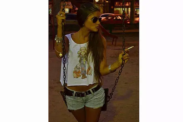 Barbie Pinaca, con short de jean, remera corta con estampa de Sarah Kay y gafas aviadoras
