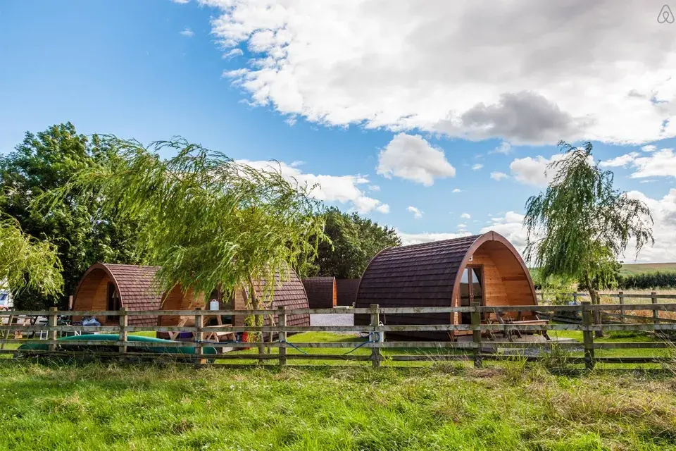 Opción1: estas pequeñas casitas están en un establecimiento de glamping en Reino Unido. Entran hasta 4 personas