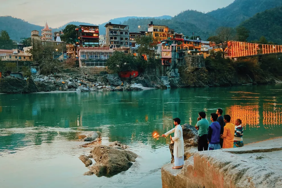 Una familia realizando el pooja de la tarde, la ceremonia de agradecimiento que se hace a la "Madre Ganga", como le dicen al Río Ganges.