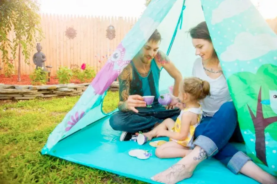 Pasamos de una etapa en la que deseábamos compartir casi todas las cosas juntos, y hacer proyectos de dos a otra en la que, de repente nos encontramos con un hijo durmiendo en nuestra cama.
