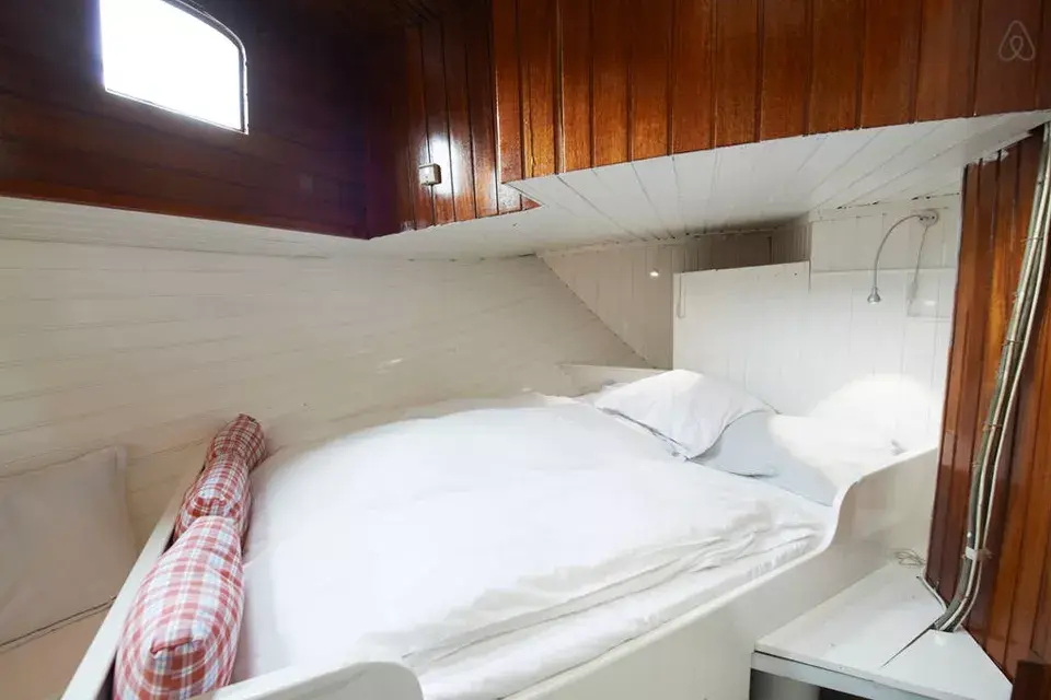 Opción 1: ¿Qué tal esta casa flotante en Amsterdam? ¡Toda la onda!