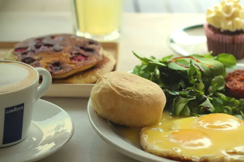 Huevos estrellados con salsa holandesa en Crespín