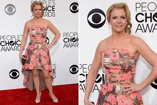 Melissa Joan Hart eligió un vestido strapless, con falda con corte irregular