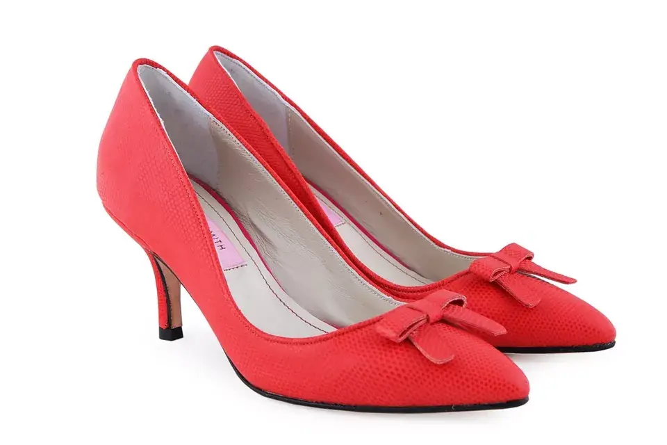 Stilettos coral con moñito (Jackie Smith, $3790)