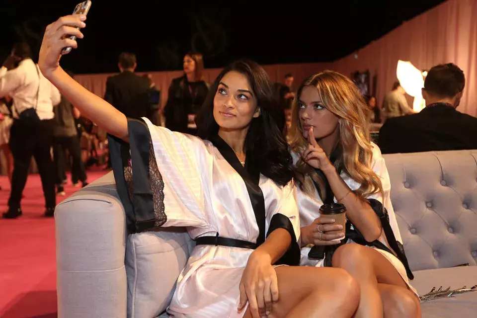 ¡Momento selfie para Shanina Shaik y Lily Donaldson!