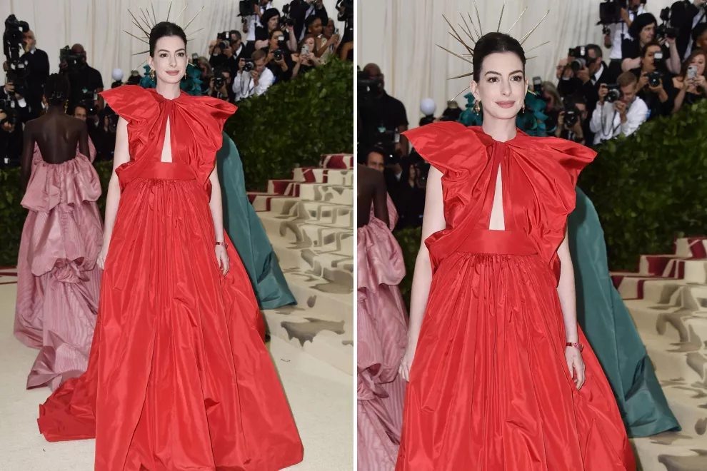 Anne Hathaway de rojo, vestida por Valentino y un accesorio de espinas