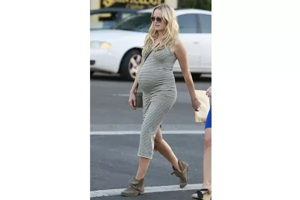 Malin Akerman, escultural con este mono rayado, demuestra que la panza puede ser muy trendy