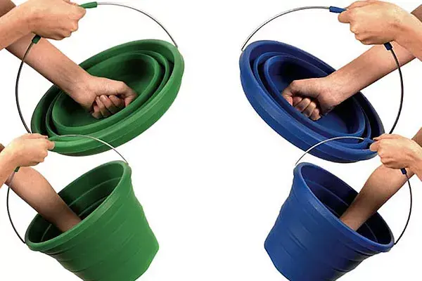 Si no querés que las cosas de limpieza ocupen mucho lugar, podés tener este balde de silicona que se achica. ¡Lo podés guardar en cualquier lugar!