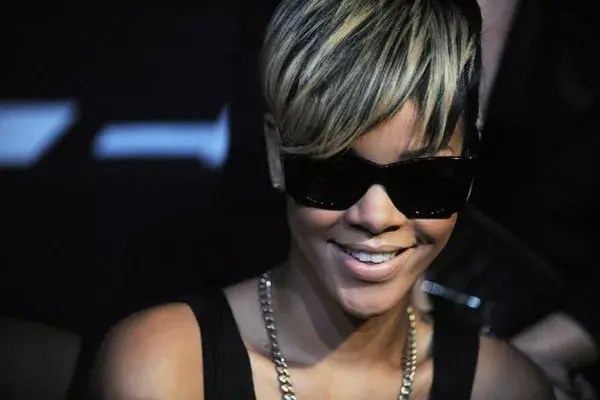 Rihanna es la artista que mejor lleva el estilo ghetto rap. Acá con pelo corto y rapada a un costado. Mirá sus cambios a través de estos años