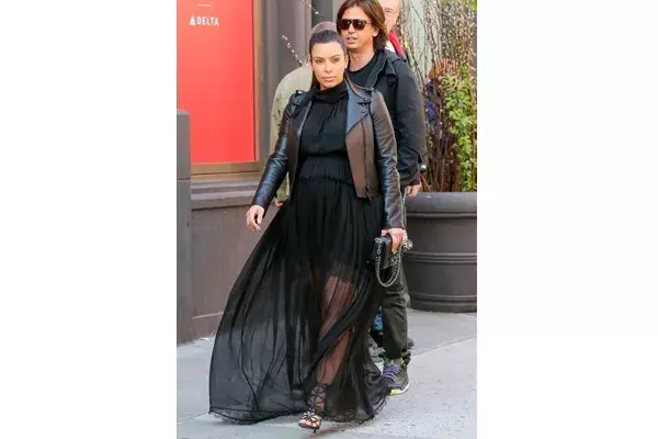 Kim Kardashian es pura tendencia en este vestido con transparencias, tacos bien altos y campera motoquera. ¿Cómo hará para caminar con esos tacos y esa panza?