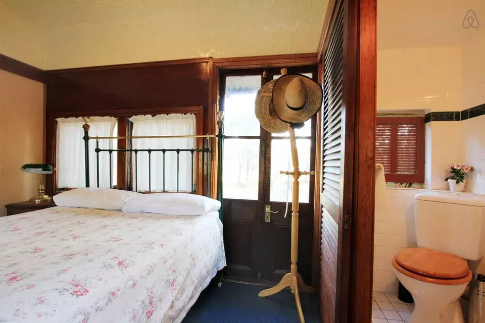 Opción 3: un vagón de tren reciclado en Australia en donde entran hasta 8 personas. ¡Divinísimo!