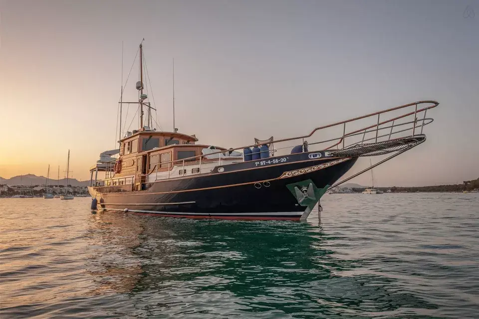 Opción 2: este barco-hotel en Mallorca, España, recorre la costa de las Islas Baleares y nos invita a relajarnos