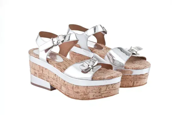 Sandalias con taco de corcho (Paruolo, $2119)
