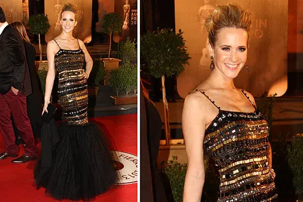 Julieta Prandi, con un modelo de Laurencio Adot, en negro y dorado, con tul en la parte inferior