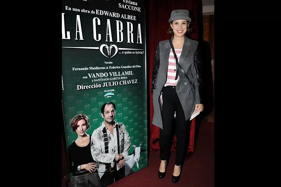 Con un look muy canchero, Vanesa González estuvo en la presentación de la obra La Cabra